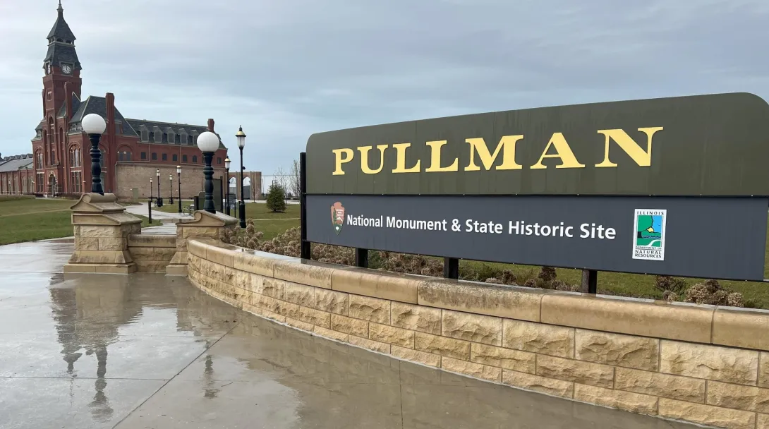 Font: Has a direct connection to US and Illinois soccer history. It is based on the font used at the Pullman National Historical Park. Soccer teams from Pullman competed at highest levels of US Soccer in the early 20th century and attracted immigrants to work and play.